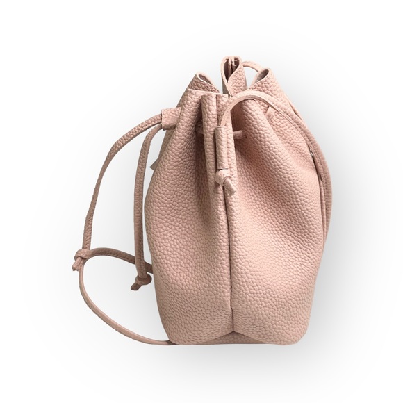 new Macy’s 𖦹 Pebbled Drawstring Bucket Mini Bag 𖦹 Blush Pink Vegan Leather 𖦹 - Picture 5 of 13